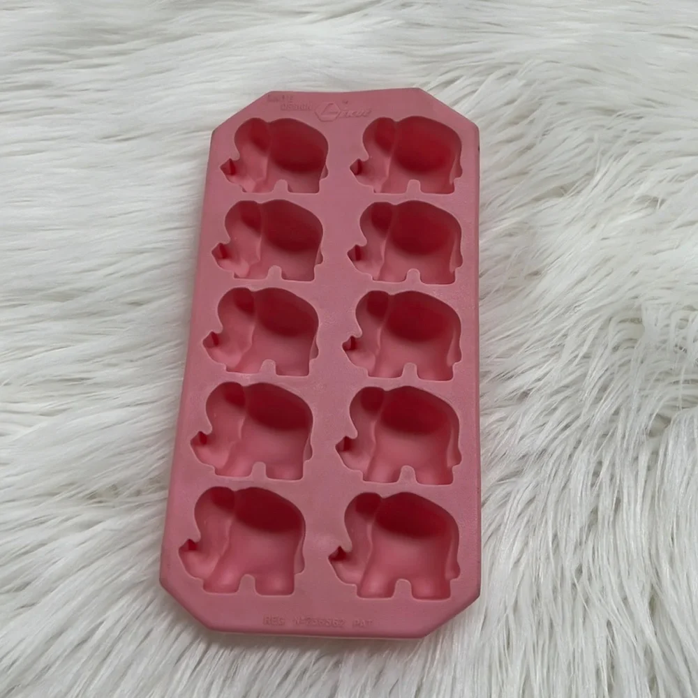 π 10/$10 π Elephants Design Pink Silicone Food Mold - Picture 1 of 7